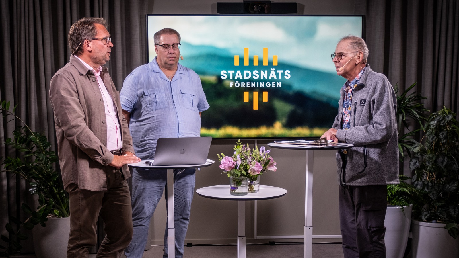 Mikael Ek och Jimmy Persson från Svenska Stadsnätsföreningen tillsammans med moderator samtalar med moderator Willy Silberstein.