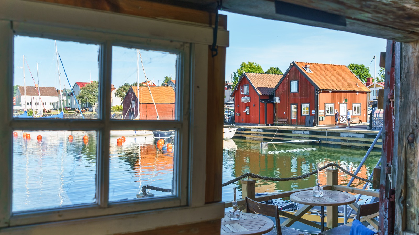 Inifrån restaurang  vid Öregrund med utsikt mot vattnet