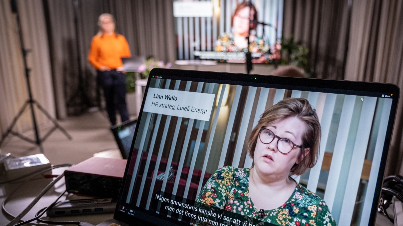 Linn Wallo, HR-strateg på Luleå Energi, syns på en datorskärm i förgrunden och i bakgrunden i Sobonas studio står Henrietta Finnborg Bengtson från Nordiskt Valideringsforum.
