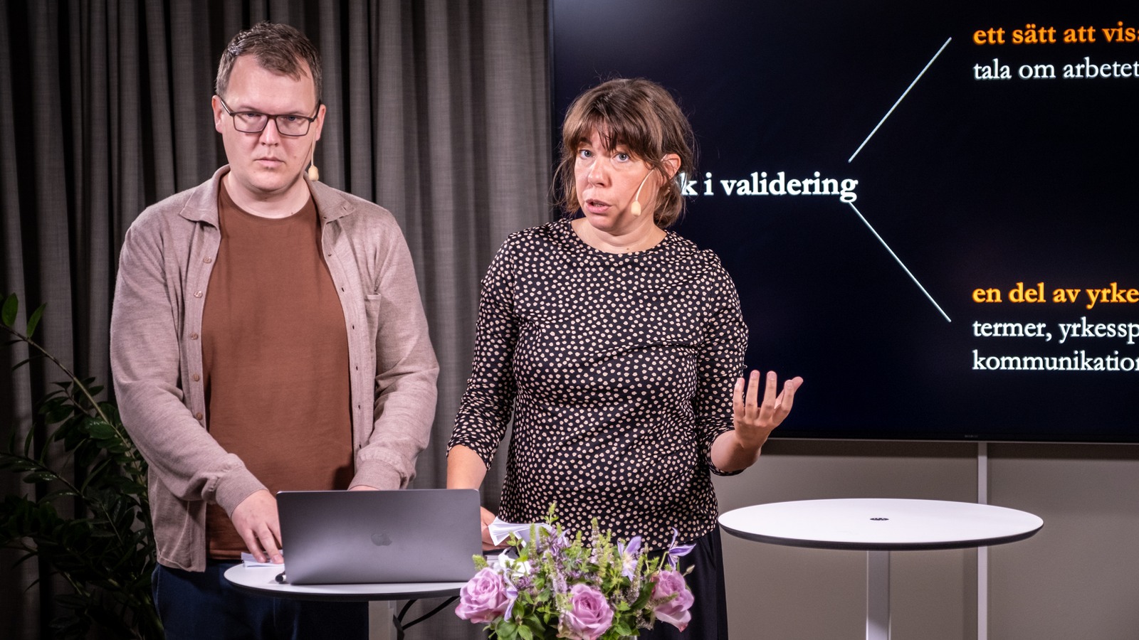 Emil Molander och Sofi Tegsveden Deveaux från LYS förlag föreläser om språk i validering