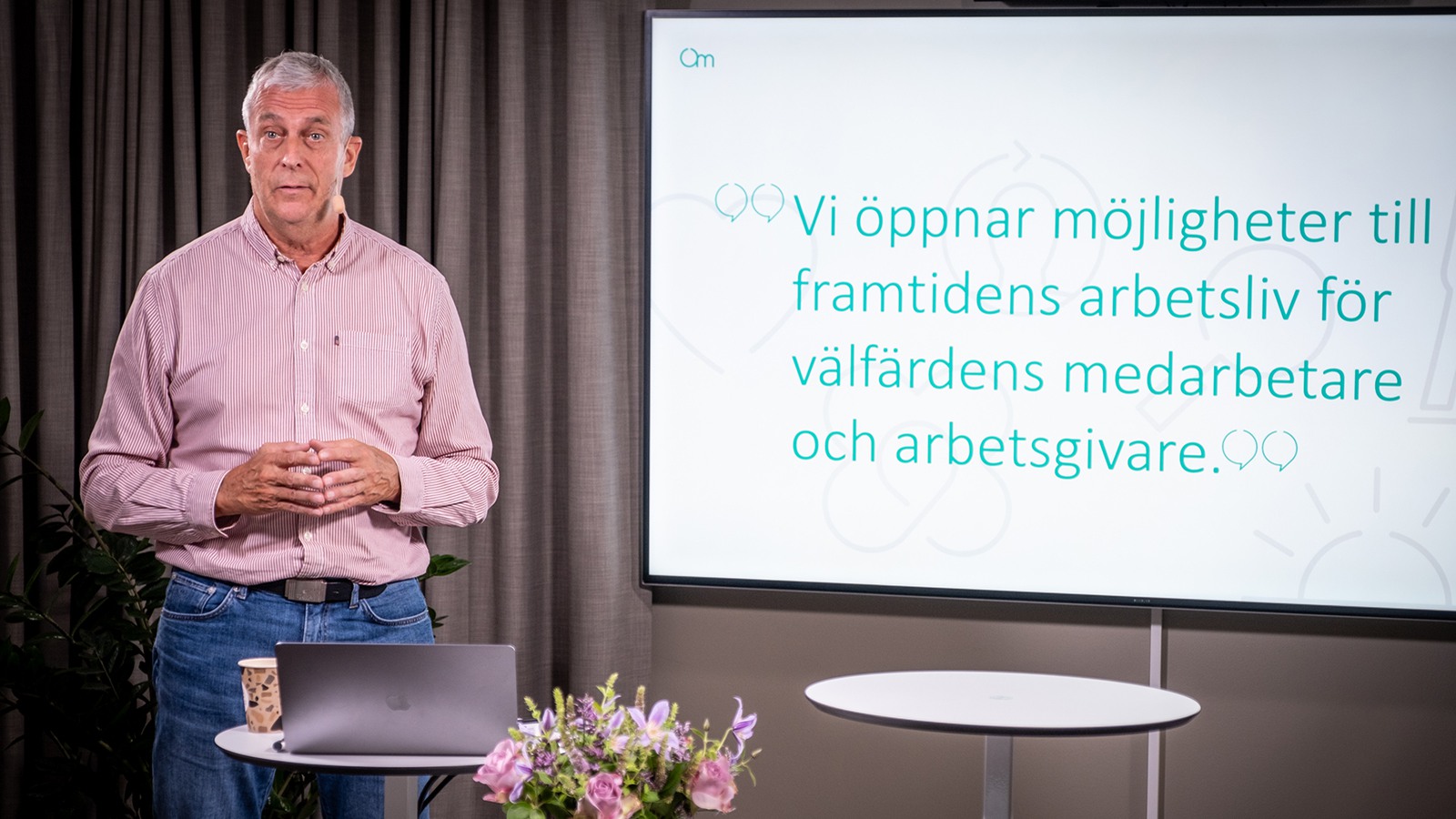 Johan Frisö är från KFS-företagens Trygghetsfond står i Sobonas studio och föreläser om förebyggande insatser och medel för omställning.
