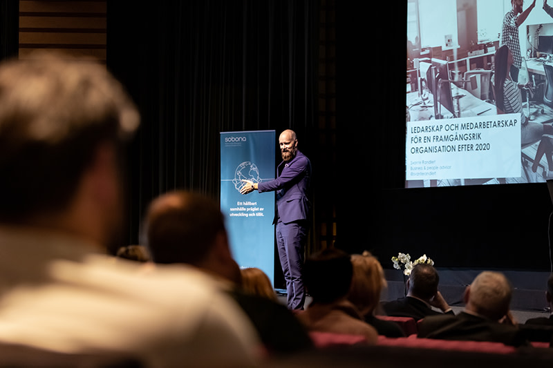 Svante Randlert föreläser på Sobonas ledarskapsdagar i november 2019. 
